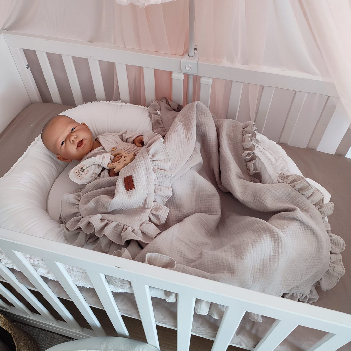 Musselindecke-Nude mit Rüschen