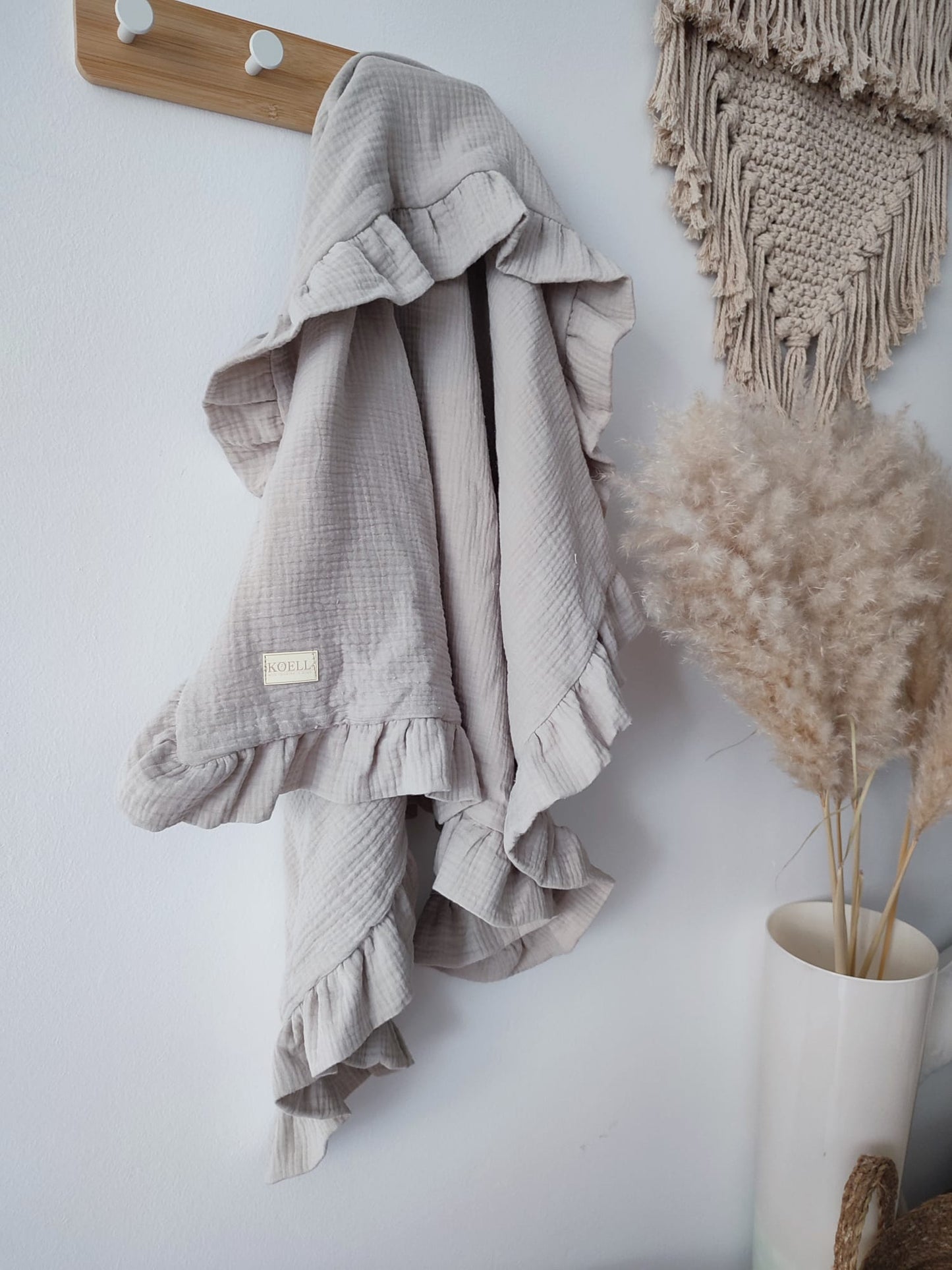 Musselindecke-Nude mit Rüschen