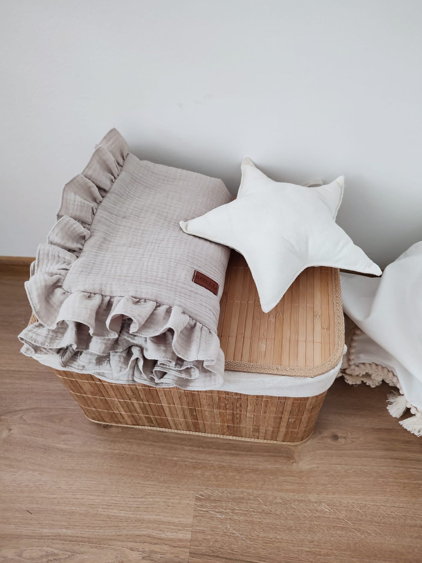 Musselindecke-Nude mit Rüschen