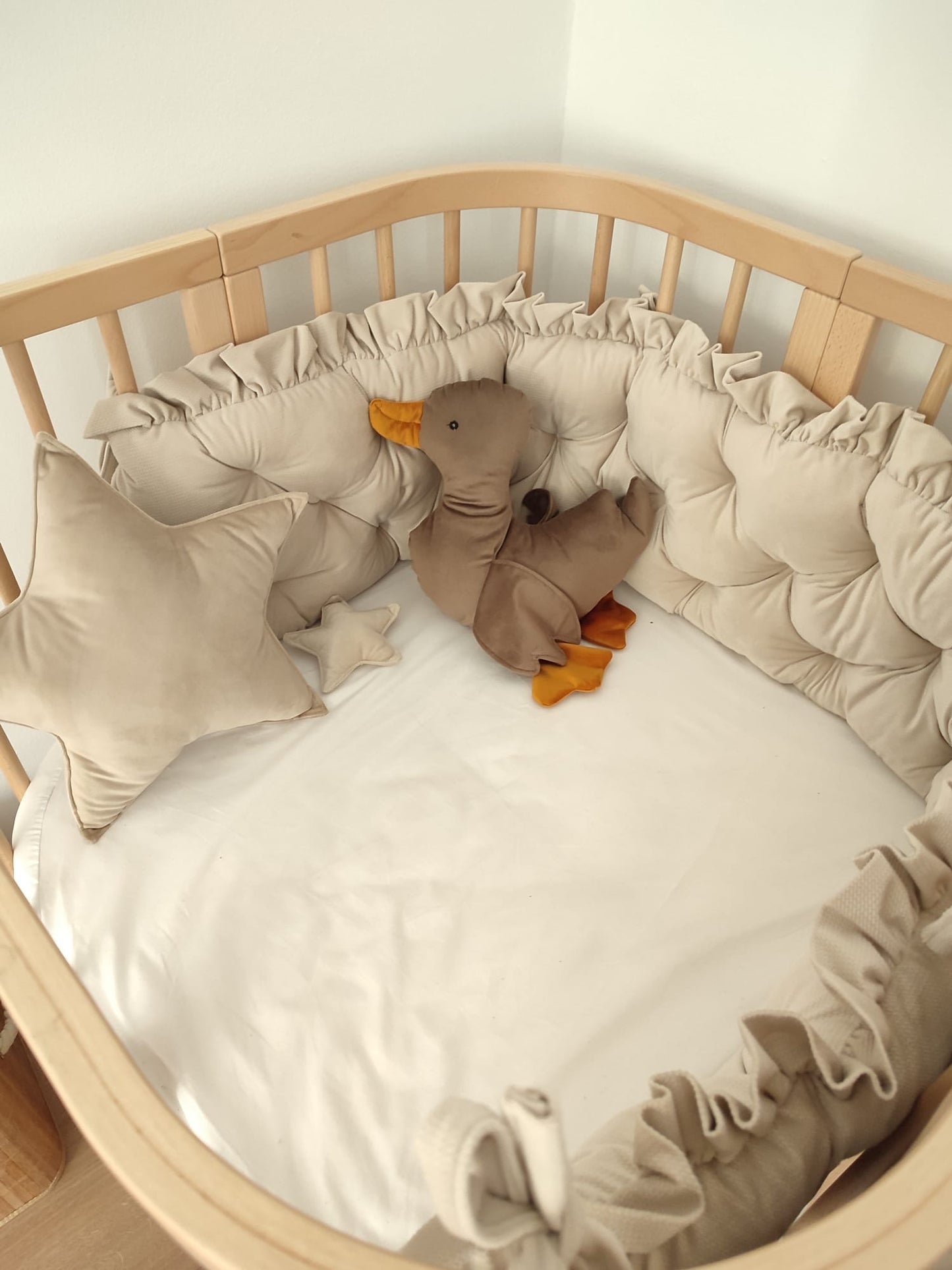 Bettumrandung Samt-Beige