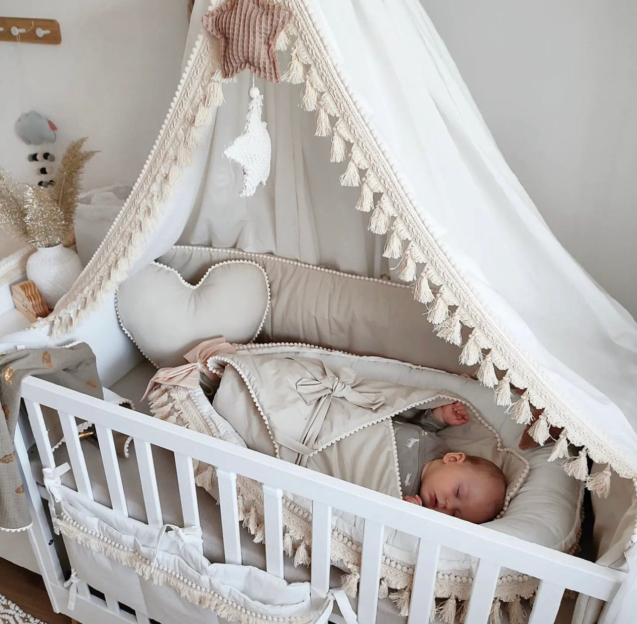 Boho-Betthimmel mit Dekosternen -Ecru